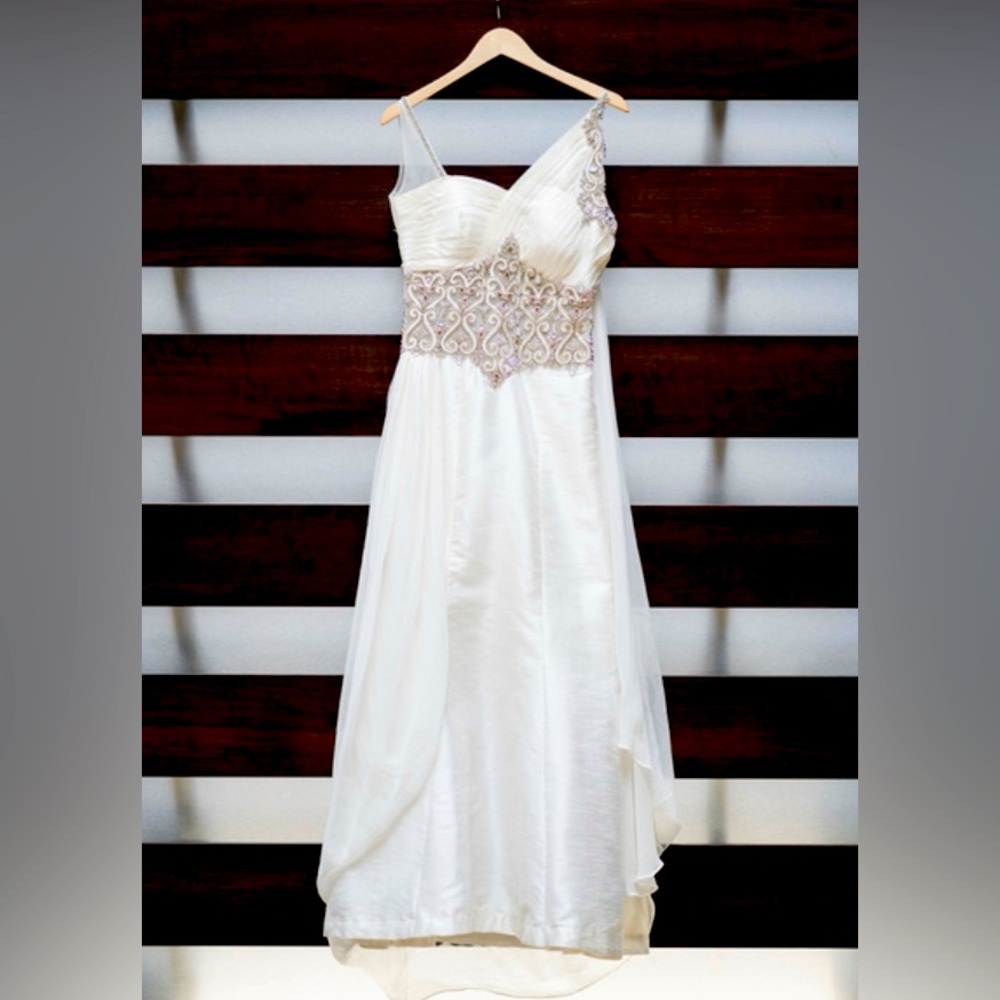 Wedding Dress - one of a kind, beautiful, size 4-6